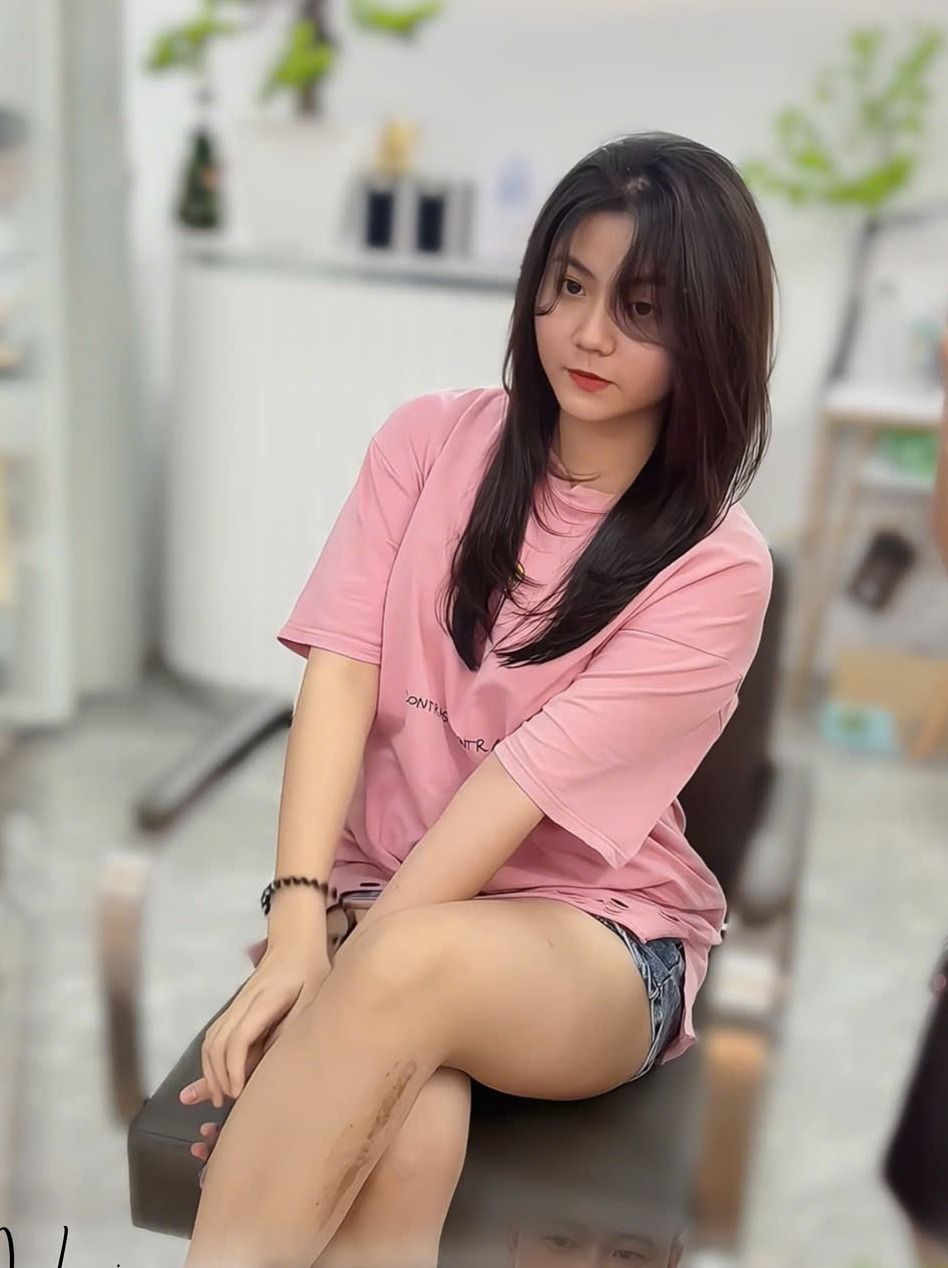 Khách nữ tóc dài cắt layer, mái thưa, ngồi tại salon MiLa