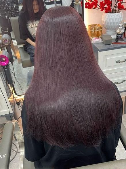 Tóc dài suôn màu tím mận, nhìn từ phía sau